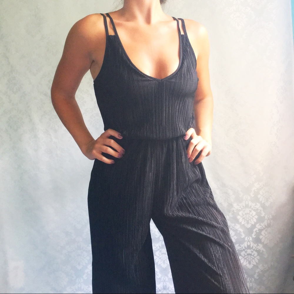 NWT Black Sleeveless V-neck Romper Jumpsuit